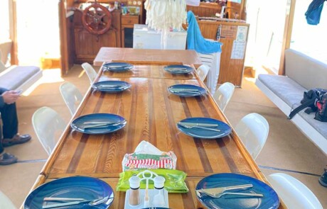 kekova-tekne-yemek-masasi